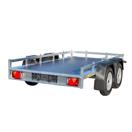 Transporter aanhangwagen zonder remmen en 2 assen. Mini-transporter 750kg voor opbouw, transport goederen en tuinmachines. Het chassis is een dubbelas uitvoering met opstaande structuur voor extra stevigheid en stijfheid. De aanhangwagen is getoond met zwarte plastic spatborden en gemonteerde nummerplaathouder van OTOO trailers. Op het chassis zijn extra dikke bindogen gelast voor het zekeren van zware goederen.