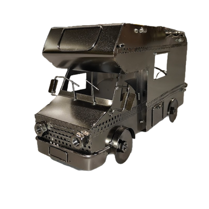 Een houder voor een wijnfles in de vorm van een mobilhome of camper. Dit unieke decoratie stuk is perfect voor op de eettafel of in het salon te plaatsen. Alle onderdelen zijn op basis van plaatstaal of bouten en moeren. Zo zijn de koplampen moeren.