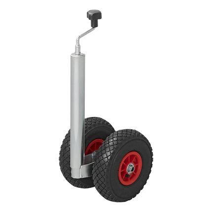 Een aanhangwagen steunwiel met bovenaan de slinger om het neuswiel hoger of lager te zetten. Dit steunwiel steunt op 2 wielen met brede banden zodat de aanhangwagen gemakkelijk kan verrijden op moeilijke ondergrond. De velgen zijn rood met zwarte banden.