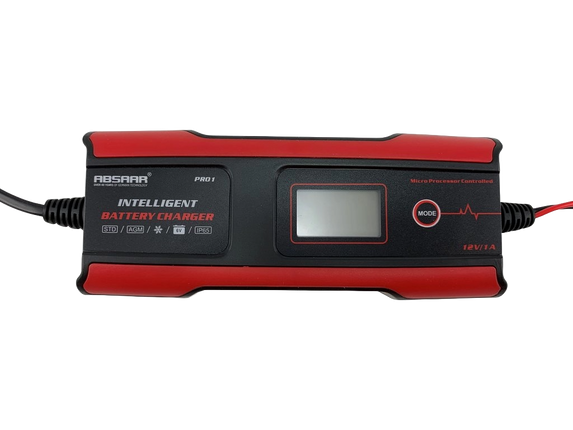 Intelligente smart batterij lader van Absaar met rode behuizing en een digitaal LCD display met 'Mode' knop. Op de behuizing is er ook een vermelding van standaard batterij, AGM batterij, gel batterij en de keuze tussen 6V en 12V met een stroomsterkte van 1A. Op de Absaar druppellader staat ook de tekst IP65.