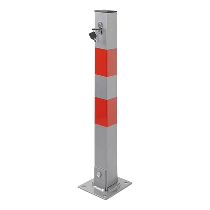 Grijze anti-parkeerpaal met rode reflecterende band. Bovenaan de parkeerpaal is een slot voor de sleutel. Onderaan is een bodemplaat om te verankeren aan de parking of grond. De paal kan onderaan scharnieren of kantelen om weg te rijden met de auto of aanhangwagen.