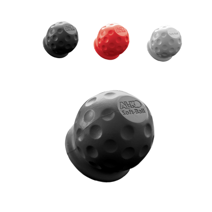 Zijaanzicht van een originele soft-ball van het merk AL-KO. Deze soft ball is uitgevoerd in een zwarte kleur. Bovenaan staan de andere varianten in zwarte, rode en zilveren kleur die ook verkrijgbaar zijn.