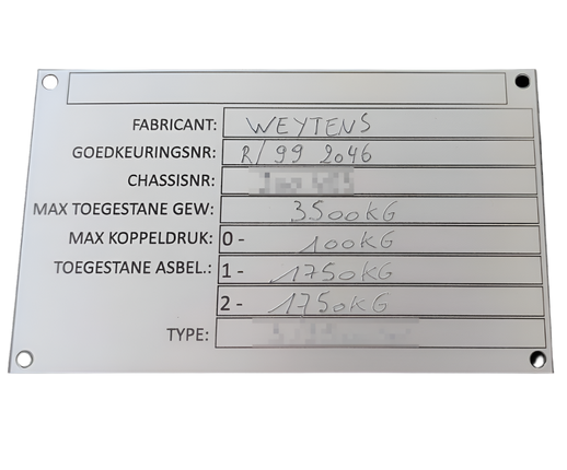 Duplicaat identificatieplaatje uitgevaardigd door de mandataris van Weytens. Een duplicaat plaatje wordt vaak gemaakt indien het origineel identificatieplaatje is afgekeurd bij de technische controle. Op het plaatje staan de fabrikant, goedkeuringsnummer, chassisnummer, MTM, de asbelasting en het type/model van de aanhangwagen vermeld.