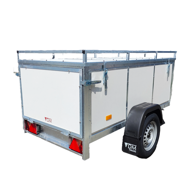 Witte bagagewagen lengte 200cm met dakdragers op het kofferdeksel om op reis te gaan met de auto. Bovenop het deksel kunnen dakdragers gemonteerd worden voor een extra fietsenrek of dakkoffer.