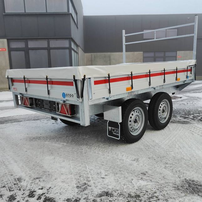 Achterlicht beschermer beugel tralie voor aanhangwagen verlichting gemonteerd op een VDM Trailer plateau aanhanger met bache. De achterlichtbeschermer is perfect voor verlichting van Aspöck en Fristom. Online verkrijgbaar