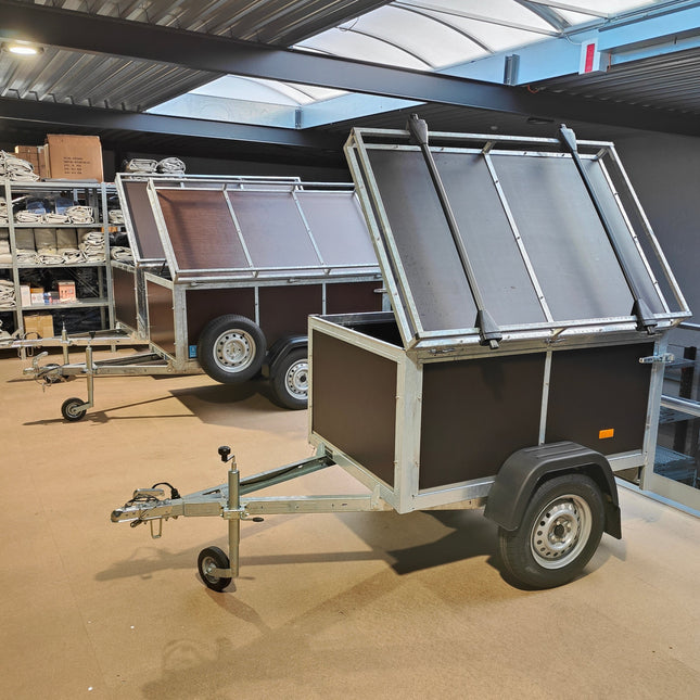 Bagagewagens VDM Trailers met gemonteerde universele dakdragers voor transport van fietsen of extra dakkoffer wanneer je op reis gaat met de familie. De getoonde set dakdragers kunnen 75 kilogram materiaal dragen.