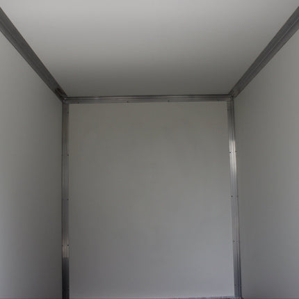 De binnenkant van een gesloten aanhangwagne met witte PPL panelen 15mm en aluminium hoekprofielen voor de afwerking. Deze Belgische aanhangwagen is van het merk VDM Trailers en is online te koop bij OTOO.