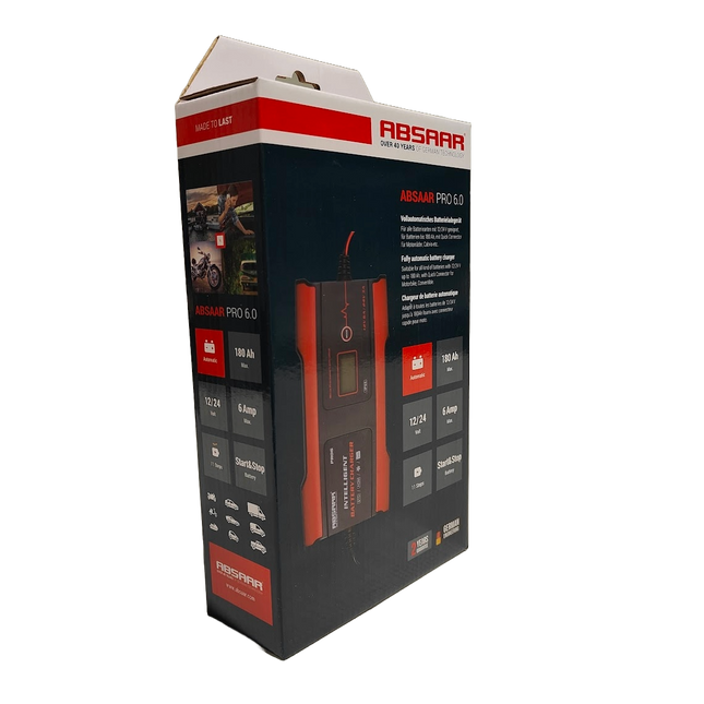 De verpakking van een Absaar Pro 6.0 accu lader toont het toestel zelf en ook enkele eigenschappen zoals de spanning 12V/24V, "start/stop", de maximale batterij capaciteit van 180Ah en de maximale stroomsterkte van 6A. Dit is een originele verpakking van Absaar.