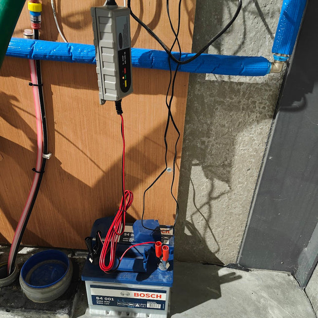 Hofftech 6V 12F acculader druppellader aangesloten aan 12V batterij van merk Bosch