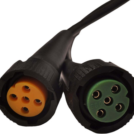 Detail van de 2 afzonderlijke kabels links en rechts met de standaard 5-pins bajonet aansluiting compatibel met verschillende merken van achterlichten. Deze Aspöck bajonet aansluitingen hebben een groene en een gele connector voor het onderscheid links en