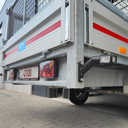 Aspock Superpoint 4 breedtelicht wit/oranje/rood LED verlichting met flexibele verbinding. De afgebeelde achterlichten zijn Fristom FT-270 LED lampen met Aspock connectoren. De aanhangwagen is van het merk VDM Trailers met aluminium borden van 30cm hoog. Bovenop de bak is traliewerk gemonteerd voor transport tuinafval.