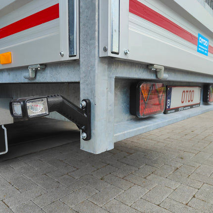 Aspock Superpoint 4 breedtelicht wit/oranje/rood LED verlichting met flexibele verbinding. In de lichtbalk van de aanhangwagen zijn LED lampen merk Fristom type FT-270 gemonteerd voor extra heldere verlichting acheteraan. De aanhangwagen is een enkelas plateau aanhanger van OTOO.