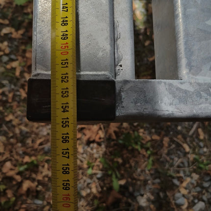 Enkelas aanhangwagen basis chassis zonder bak of opbouw. Met gelijkvormigheidsattest en voorzien van torsieas 1050kg draagvermogen.
De totale breedte van het aanhanger chassis is 155cm geschikt voor de eigen opbouw.