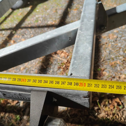 Enkelas aanhangwagen basis chassis zonder bak of opbouw. Met gelijkvormigheidsattest en voorzien van torsieas 1050kg draagvermogen.
De totale lengte van het chassis exclusief dissel is 251cm.