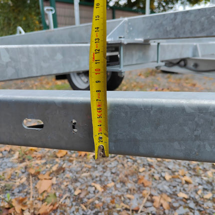 Enkelas aanhangwagen basis chassis zonder bak of opbouw. Met gelijkvormigheidsattest en voorzien van torsieas 1050kg draagvermogen.
De dissel heeft een profielhoogte van 7cm.