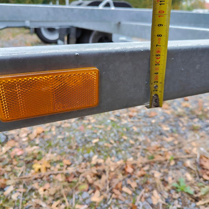 Enkelas aanhangwagen basis chassis zonder bak of opbouw. Met gelijkvormigheidsattest en voorzien van torsieas 1050kg draagvermogen.
Hoogte profielen 7cm.
