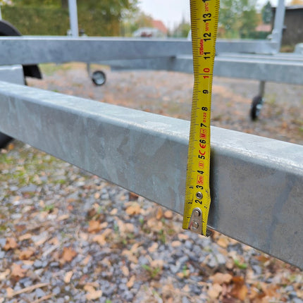 Enkelas aanhangwagen basis chassis zonder bak of opbouw. Met gelijkvormigheidsattest en voorzien van torsieas 1050kg draagvermogen.