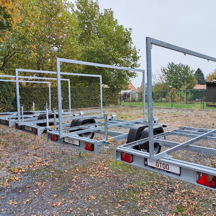 Enkelas aanhangwagen basis chassis zonder bak of opbouw. Met gelijkvormigheidsattest en voorzien van torsieas 1050kg draagvermogen.
Op de afbeelding zijn reclamepanelen gemonteerd op de 5 gestalde aanhangers bij de opslag van OTOO.