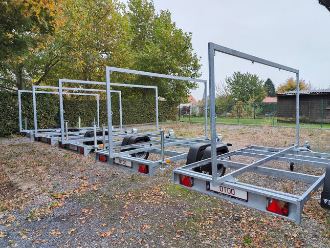 Enkelas aanhangwagen basis chassis zonder bak of opbouw. Met gelijkvormigheidsattest en voorzien van torsieas 1050kg draagvermogen.
Op de afbeelding zijn reclamepanelen gemonteerd op de 5 gestalde aanhangers bij de opslag van OTOO.