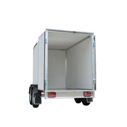 Aanhangwagen met gesloten frame en witte panelen.