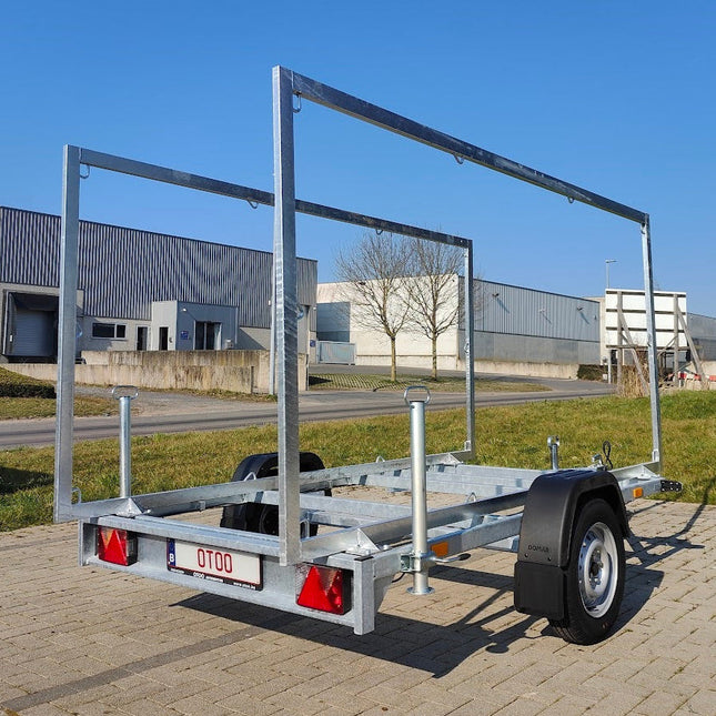 Reclamewagen 750kg met 2 afneembare panelen voor een spandoek. Er zijn statieven en een steunwiel gemonteerd.