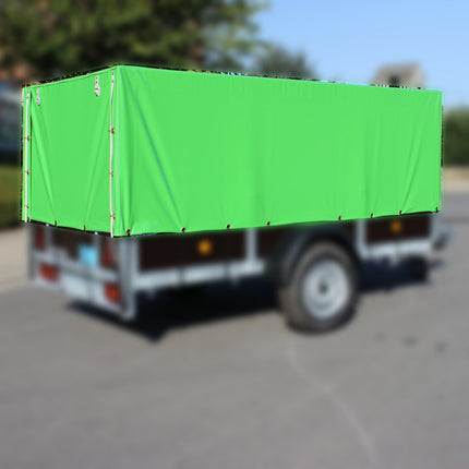 Geelgroene hoes voor een aanhangwagen met gemonteerde loofrekken