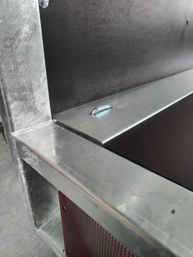 Bindhaak (gebogen anker) voor aanhangwagens in uitvoering maat M8 inclusief borgmoer. De bindhaak wordt getoond op een VDM Trailers aanhangwagen.