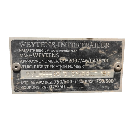 De afbeelding toont een origineel (oud en vuil) identificatieplaatje van een ongeremde aanhangwagen (MTM 750kg) van het merk Weytens-Intertrailer NV met vermelding van het goedkeuringsnummer e*2007/46/0428*00 (registratie in Spanje)