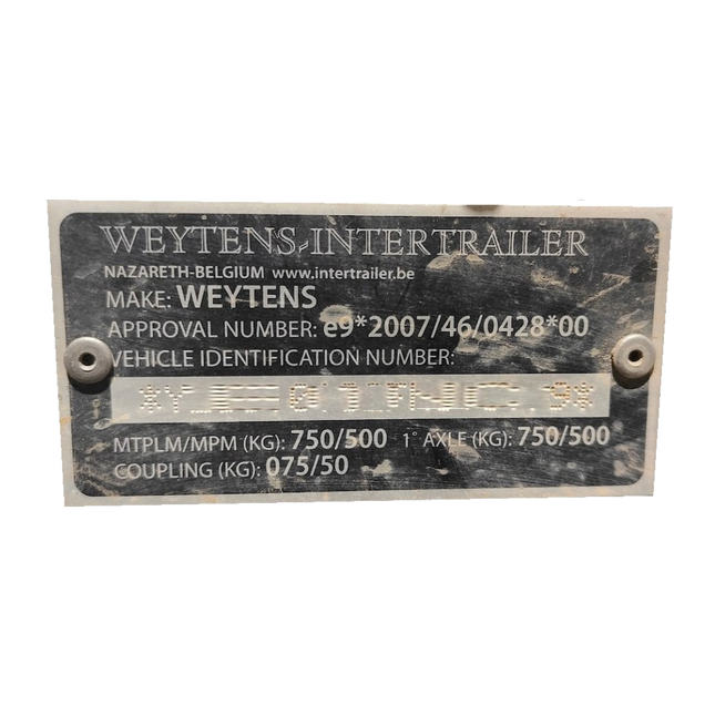 De afbeelding toont een origineel (oud en vuil) identificatieplaatje van een ongeremde aanhangwagen (MTM 750kg) van het merk Weytens-Intertrailer NV met vermelding van het goedkeuringsnummer e*2007/46/0428*00 (registratie in Spanje)