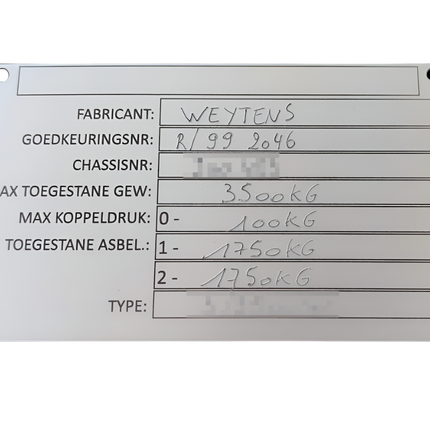 Duplicaat identificatieplaatje uitgevaardigd door de mandataris van Weytens. Een duplicaat plaatje wordt vaak gemaakt indien het origineel identificatieplaatje is afgekeurd bij de technische controle. Op het plaatje staan de fabrikant, goedkeuringsnummer, chassisnummer, MTM, de asbelasting en het type/model van de aanhangwagen vermeld.